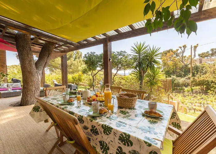 Félyvonne villa avec vue mer et vignes à 300m des criques de Giens